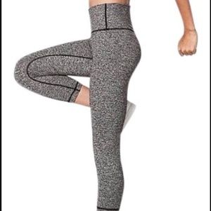 Lululemon wunder Under hi-rise crop- size 6